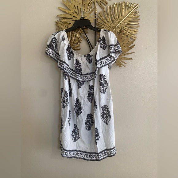 The Unbranded Brand Dresses & Skirts - Elegant White and Black Patterned Dress